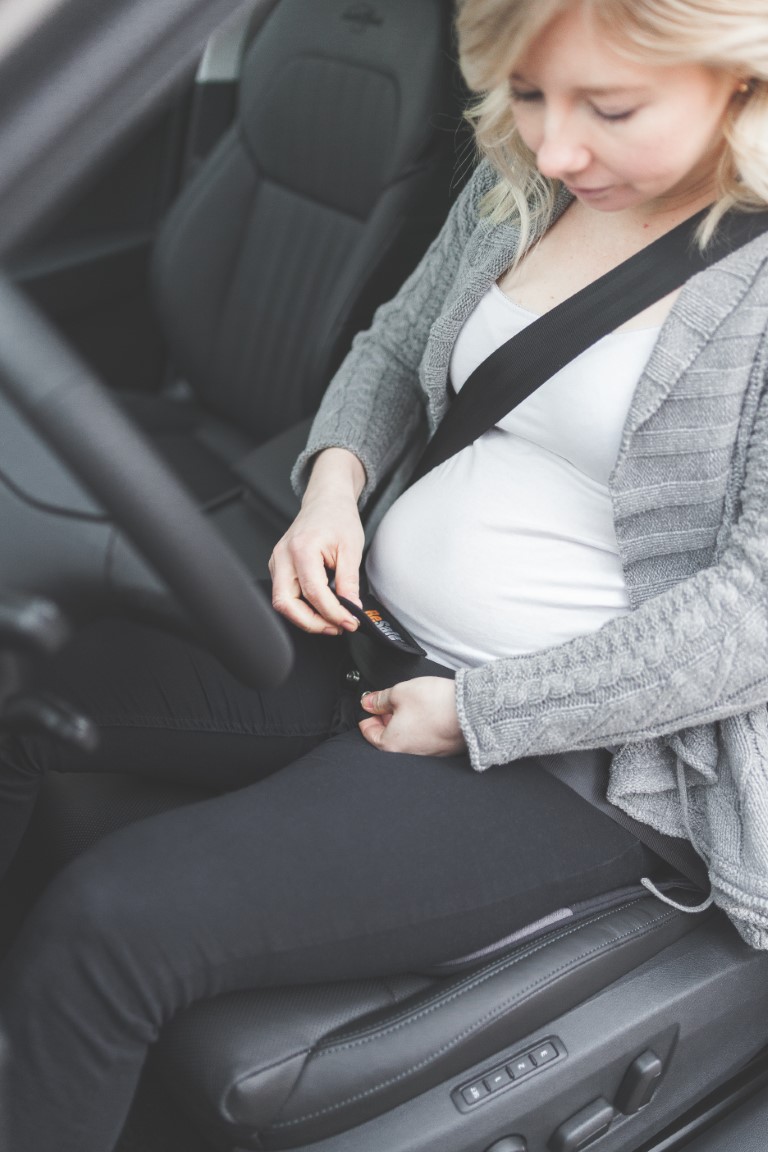 Der BeSafe Schwangerschaftsgurt schützt Ihr ungeborenes Kind ab dem zweiten  Monat der Schwangerschaft und erhöht den Komfort der Mutter beim Autofahre